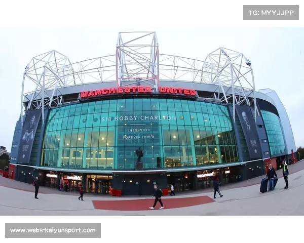 狼队vs曼联开场致敬查尔顿，看台巨型TIFO感动全场