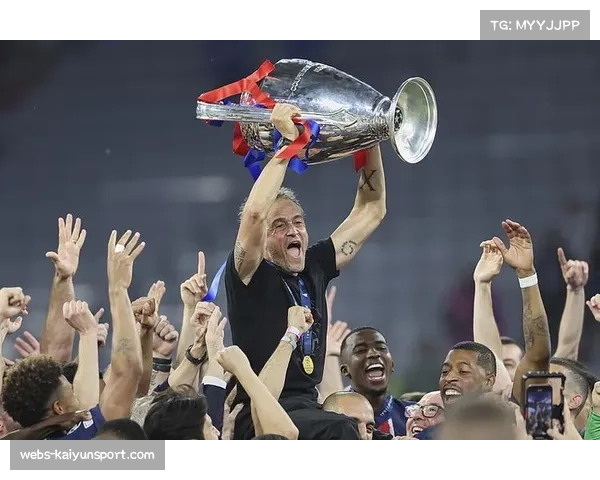 欧冠主题展览在米兰开幕，展出历届决赛用球与奖杯复刻品